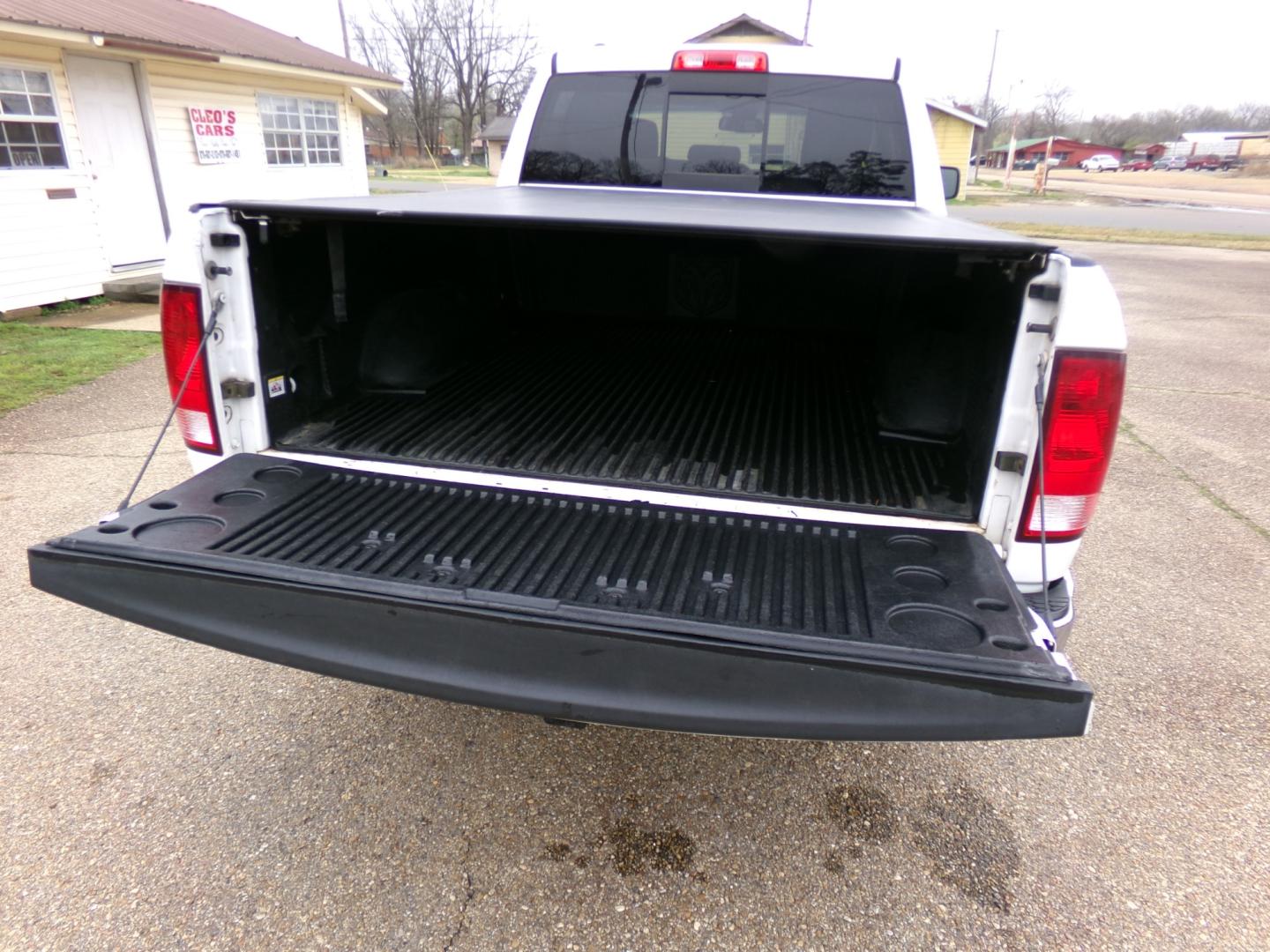 2016 White /Gray RAM 1500 SLT (1C6RR6GGXGS) with an 3.6L engine, 8-speed automatic transmission, located at 401 First NE, Bearden, AR, 71720, (870) 687-3414, 33.726528, -92.611519 - Photo#3